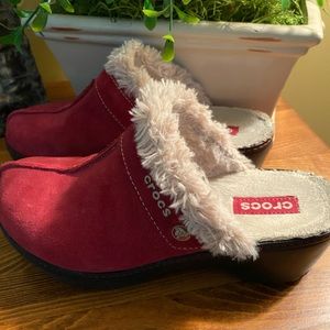 Crocs Womens Suede Cobbler Clogs, size 9